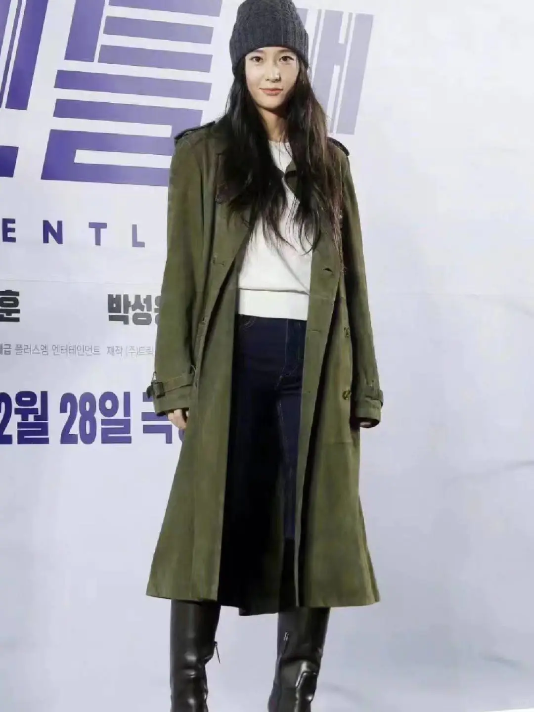 郑秀晶上海街头演绎老钱风,复古又迷人! 郑秀晶上海街头演绎老钱风,复古又迷人!