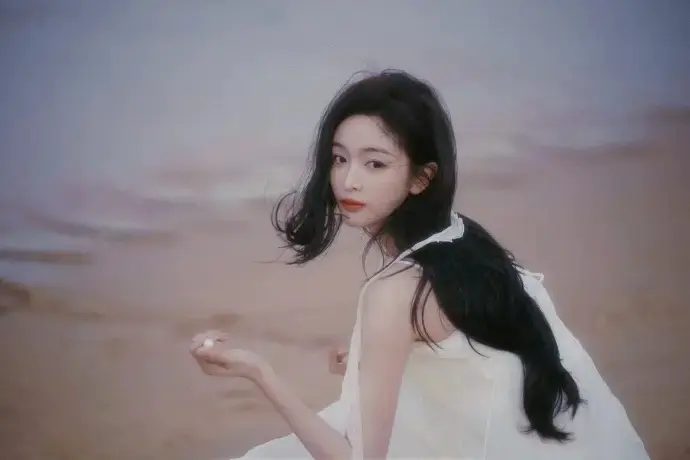 仙女下凡!吴宣仪最新造型美到窒息,教科书级穿搭速来抄作业! 仙女下凡!吴宣仪最新造型美到窒息,教科书级穿搭速来抄作业!