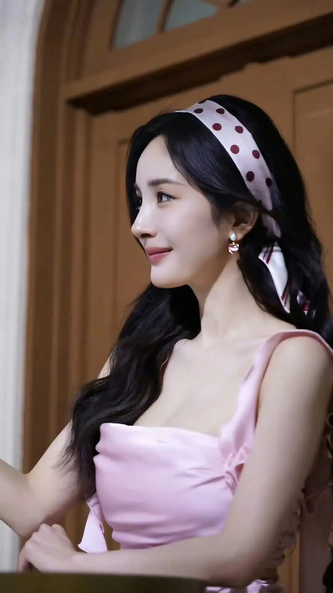 杨幂穿粉裙吊带装,美回18岁 杨幂穿粉裙吊带装,美回18岁