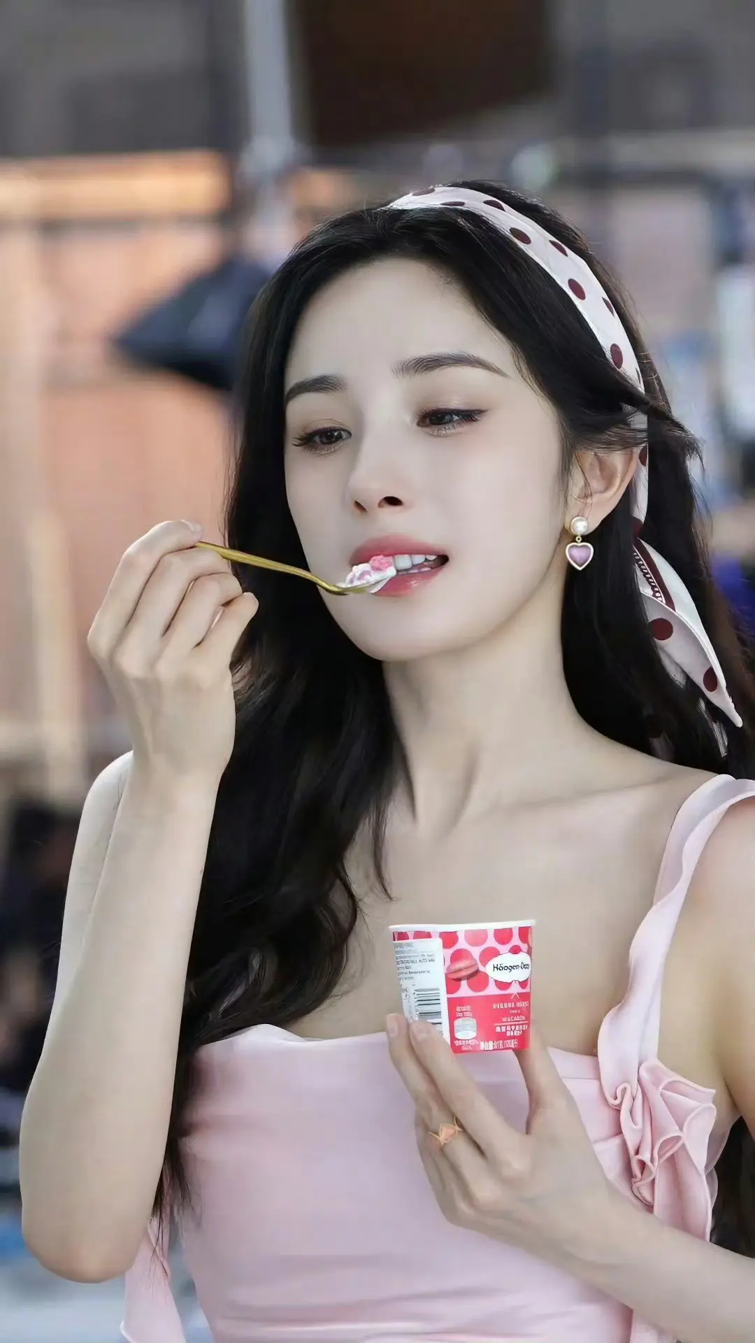 杨幂穿粉裙吊带装,美回18岁 杨幂穿粉裙吊带装,美回18岁