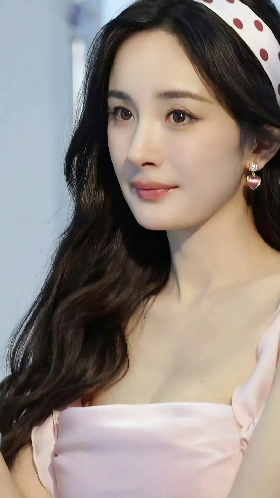 杨幂穿粉裙吊带装,美回18岁 杨幂穿粉裙吊带装,美回18岁