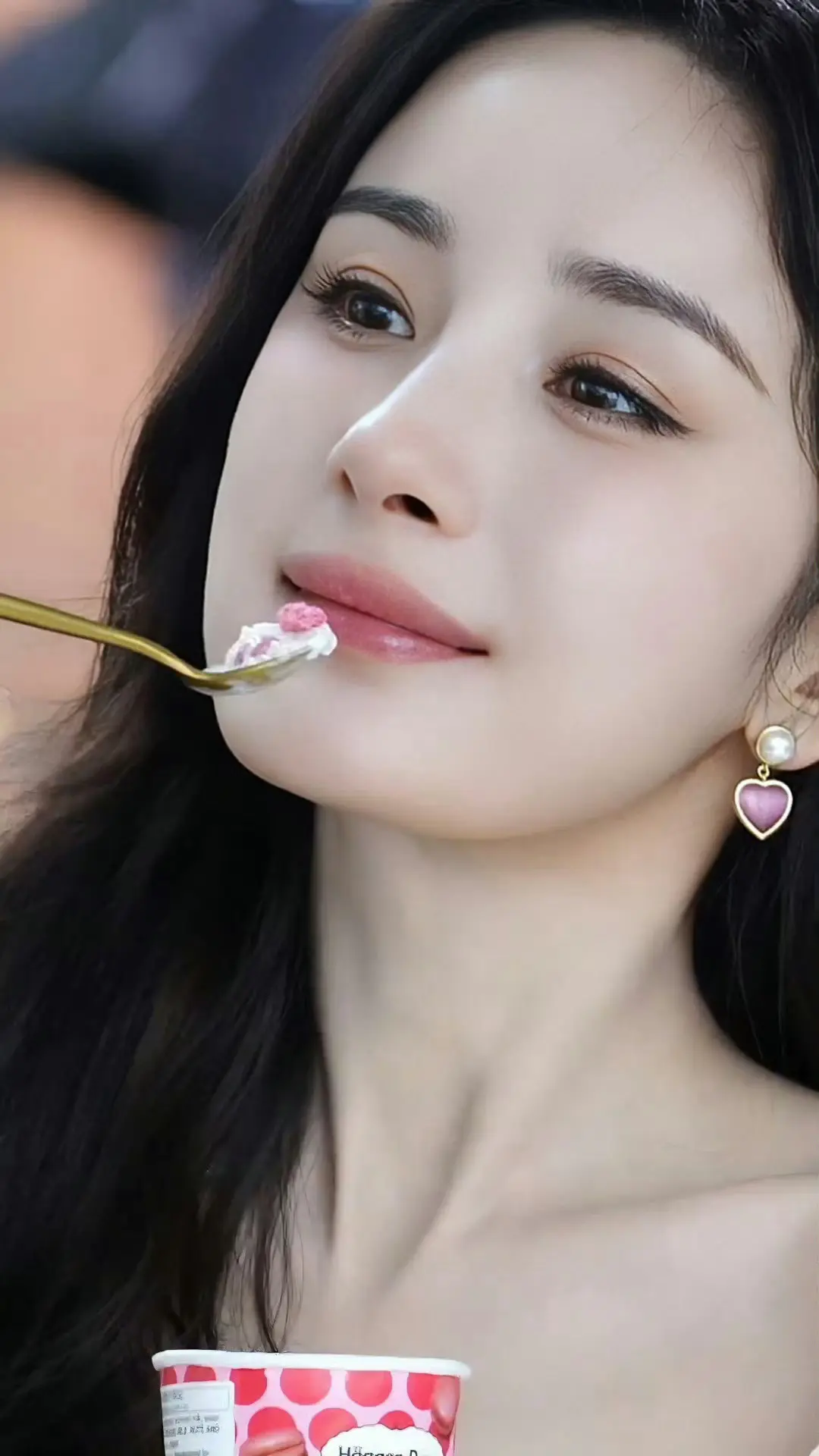 杨幂穿粉裙吊带装,美回18岁 杨幂穿粉裙吊带装,美回18岁
