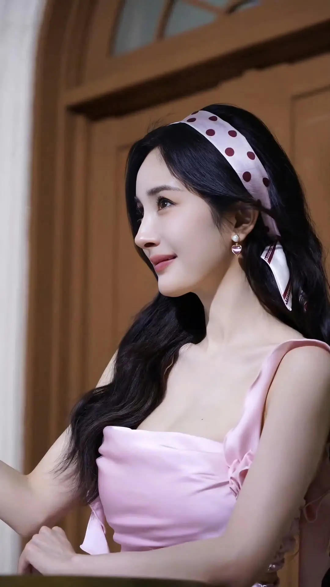 杨幂穿粉裙吊带装,美回18岁 杨幂穿粉裙吊带装,美回18岁