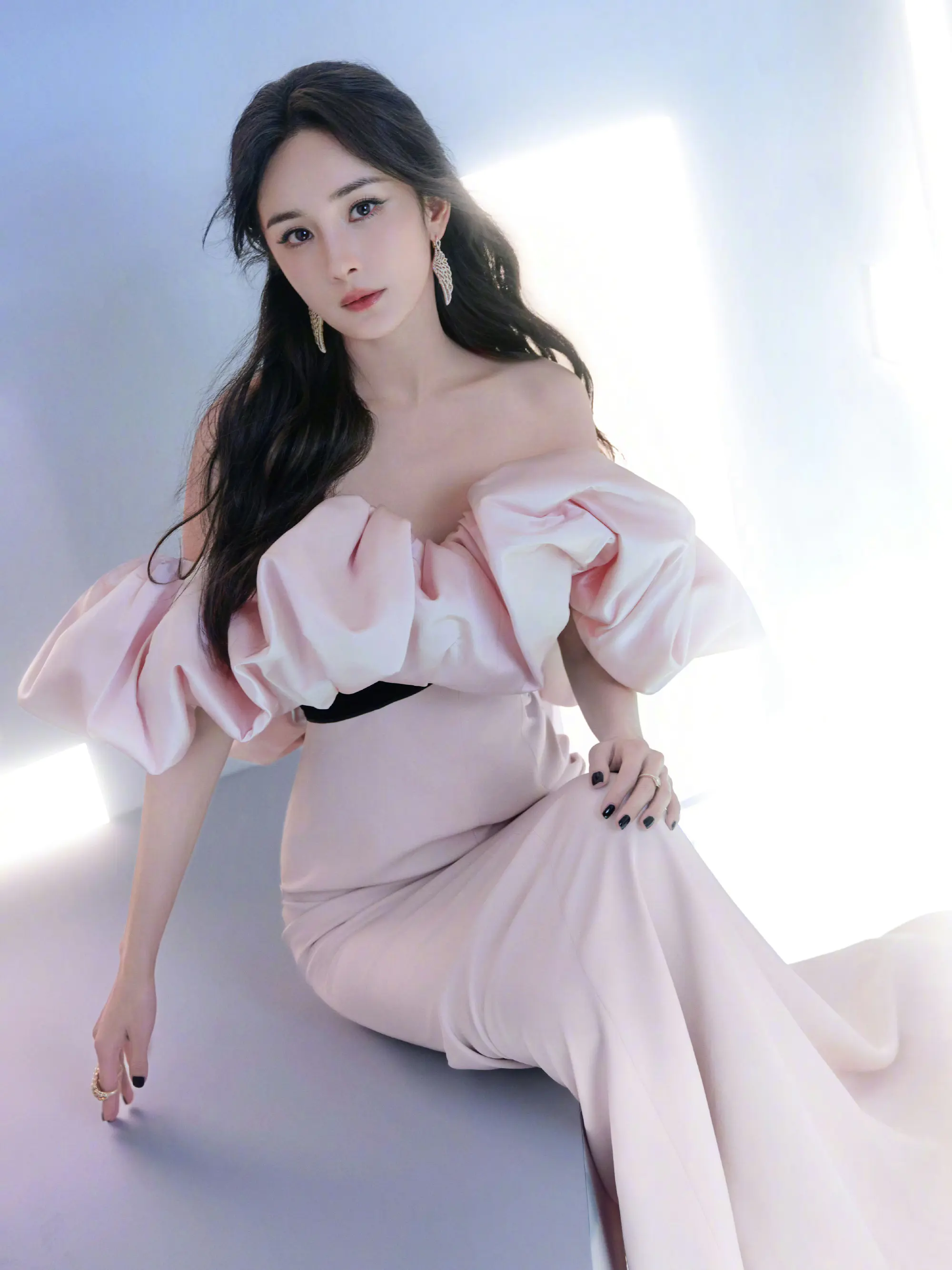 杨幂穿粉裙吊带装,美回18岁 杨幂穿粉裙吊带装,美回18岁