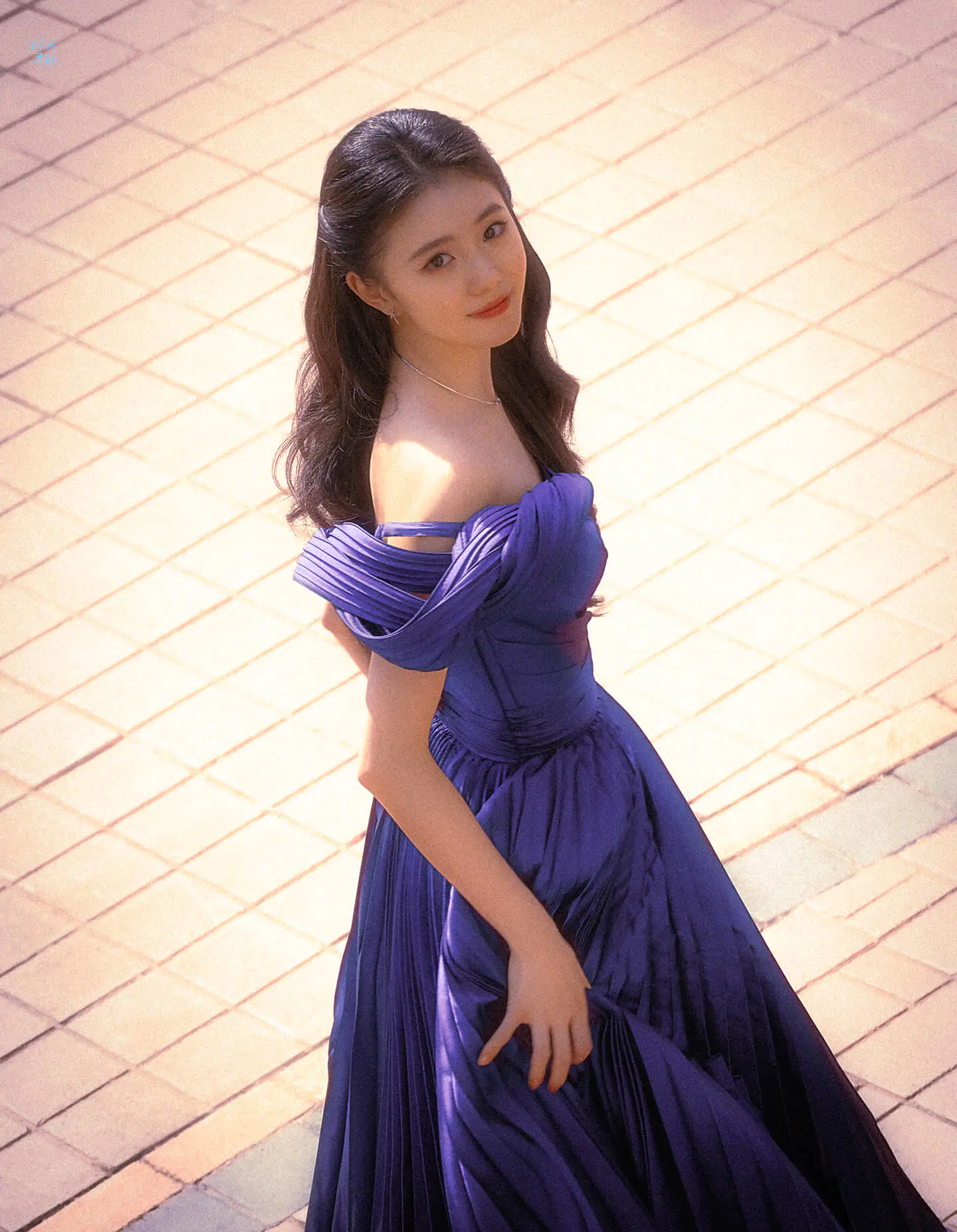 刘浩存穿紫色长裙优雅迷人,小说女主即视感 刘浩存穿紫色长裙优雅迷人,小说女主即视感