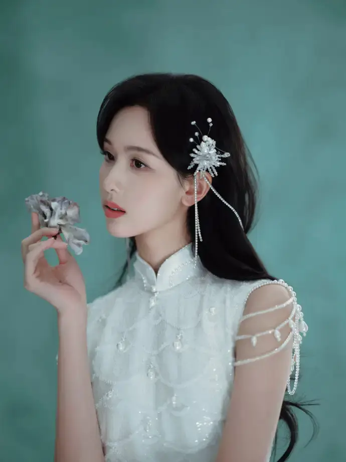 陈都灵旗袍造型封神!教科书级东方美学穿搭,这气质内娱独一份 陈都灵旗袍造型封神!教科书级东方美学穿搭,这气质内娱独一份