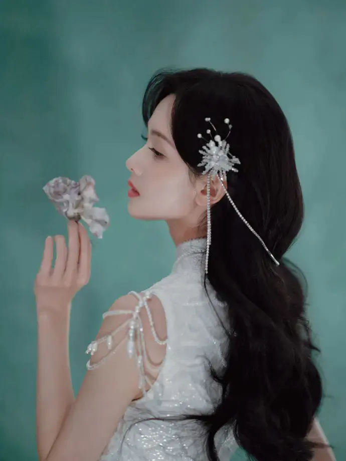 陈都灵旗袍造型封神!教科书级东方美学穿搭,这气质内娱独一份 陈都灵旗袍造型封神!教科书级东方美学穿搭,这气质内娱独一份