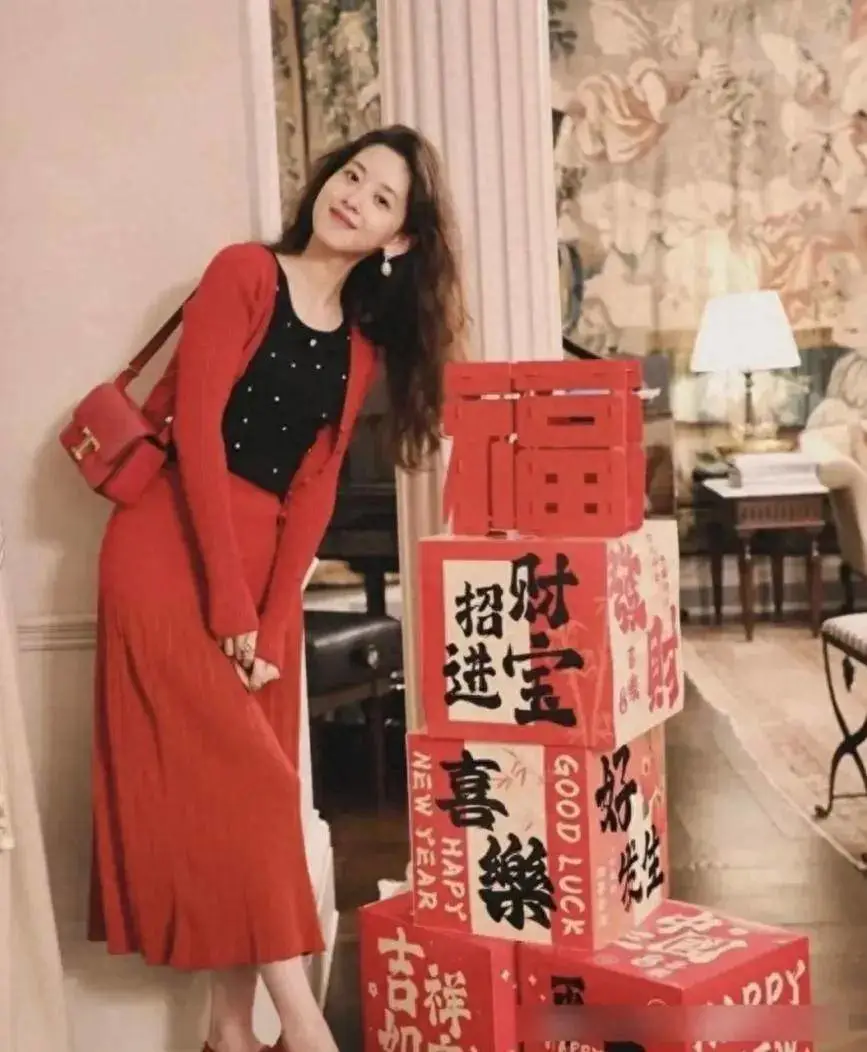 章泽天穿普通大妈针织衫配短裙,不仅不土还很时髦! 章泽天穿普通大妈针织衫配短裙,不仅不土还很时髦!
