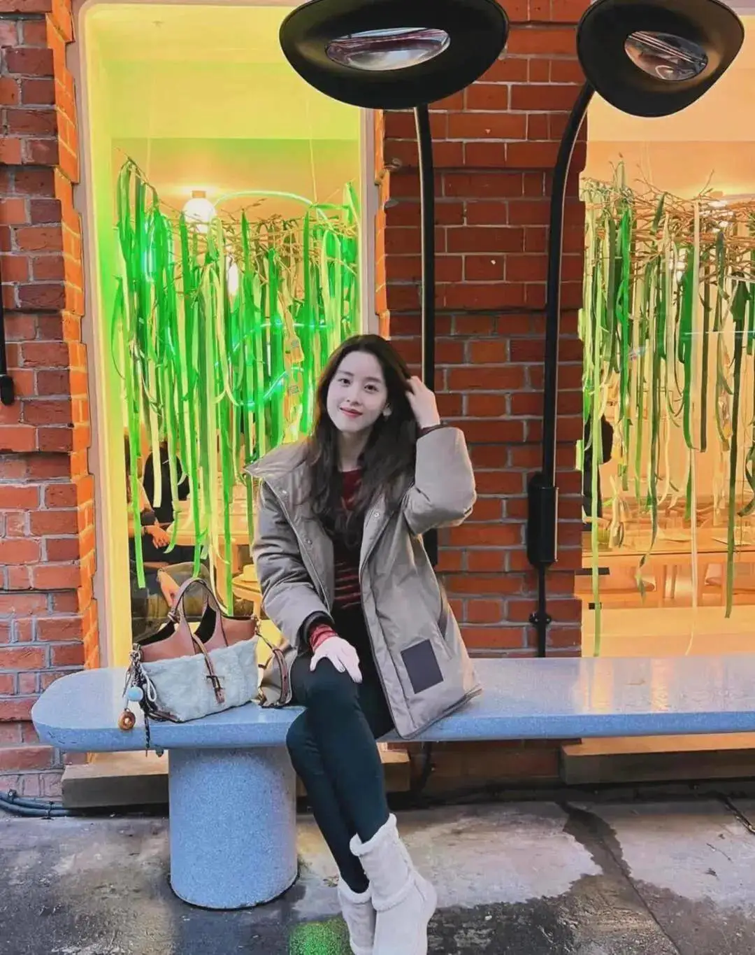 章泽天穿普通大妈针织衫配短裙,不仅不土还很时髦! 章泽天穿普通大妈针织衫配短裙,不仅不土还很时髦!