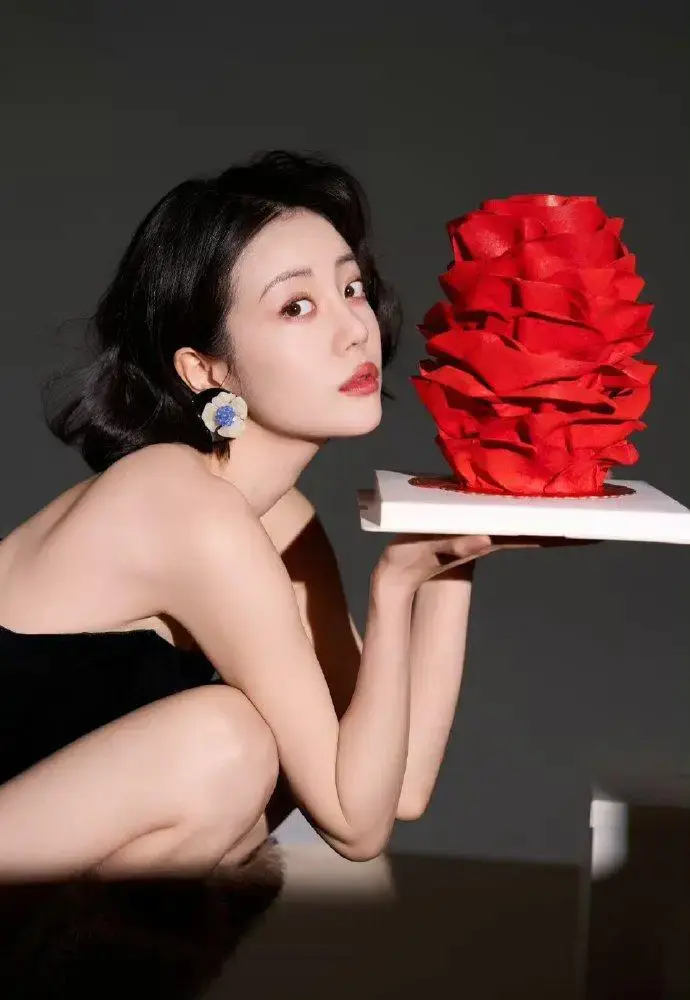 绝了!李溪芮黑红战袍杀疯全场,网友:这才是内娱时髦精天花板! 绝了!李溪芮黑红战袍杀疯全场,网友:这才是内娱时髦精天花板!