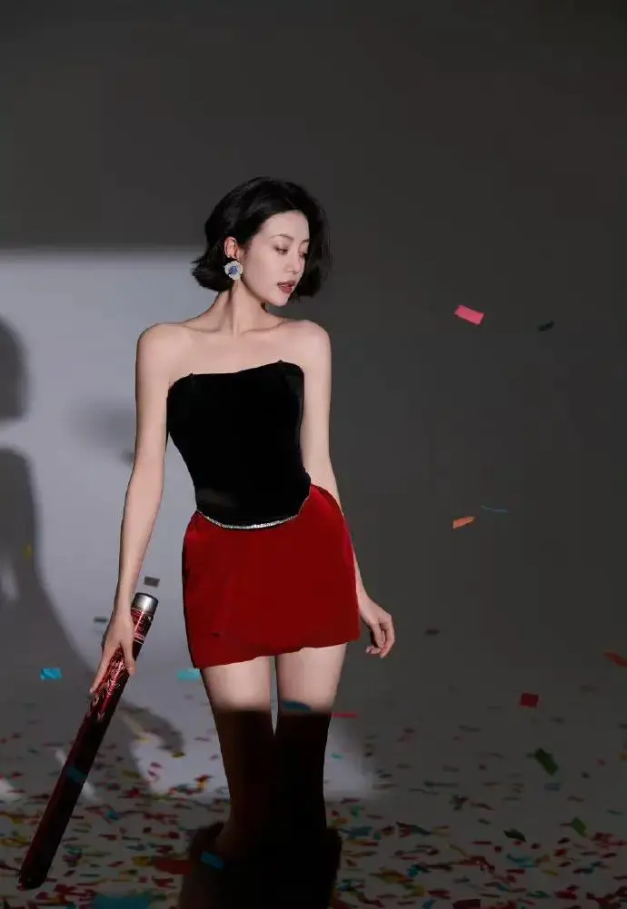 绝了!李溪芮黑红战袍杀疯全场,网友:这才是内娱时髦精天花板! 绝了!李溪芮黑红战袍杀疯全场,网友:这才是内娱时髦精天花板!