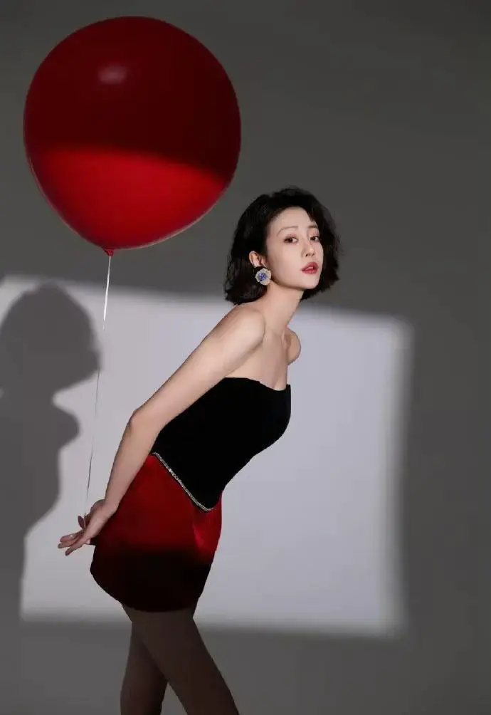 绝了!李溪芮黑红战袍杀疯全场,网友:这才是内娱时髦精天花板! 绝了!李溪芮黑红战袍杀疯全场,网友:这才是内娱时髦精天花板!