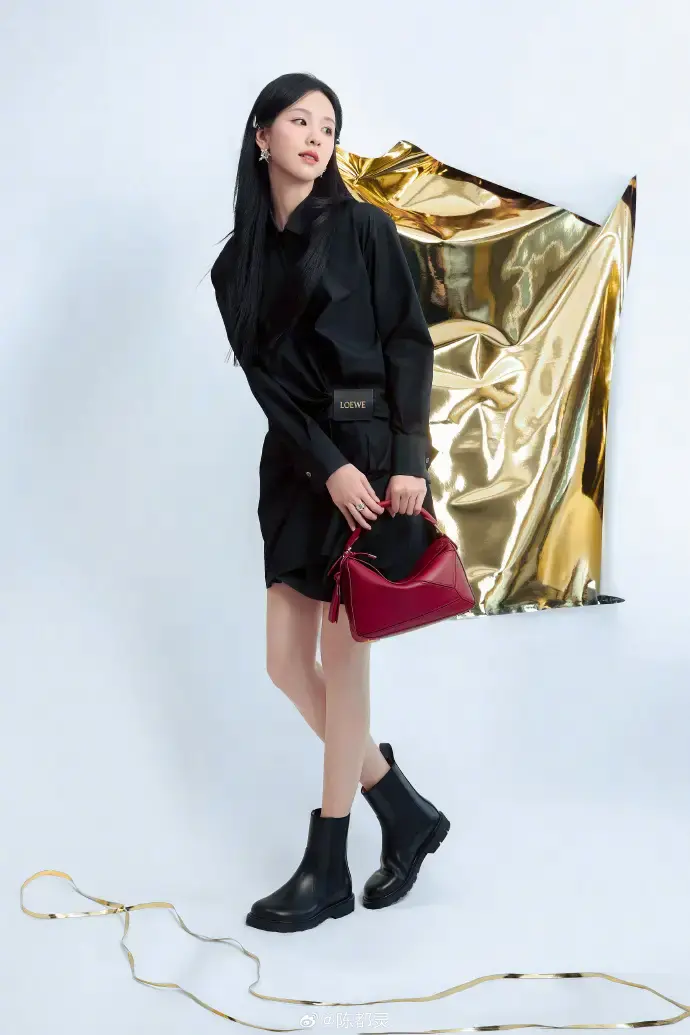 从清纯校花到时尚icon,她的蜕变藏着哪些穿搭密码? 从清纯校花到时尚icon,她的蜕变藏着哪些穿搭密码?