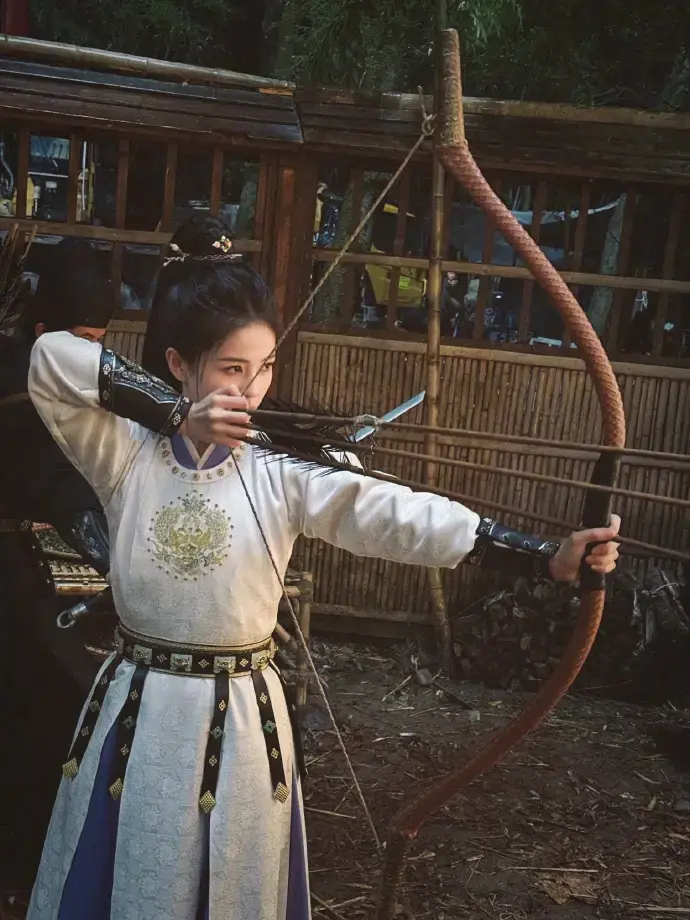 从唐宫美人到街拍女王!拆解白鹿3大穿搭秘籍,普通人照搬美翻天 从唐宫美人到街拍女王!拆解白鹿3大穿搭秘籍,普通人照搬美翻天