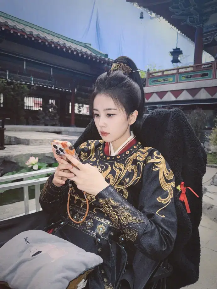 从唐宫美人到街拍女王!拆解白鹿3大穿搭秘籍,普通人照搬美翻天 从唐宫美人到街拍女王!拆解白鹿3大穿搭秘籍,普通人照搬美翻天