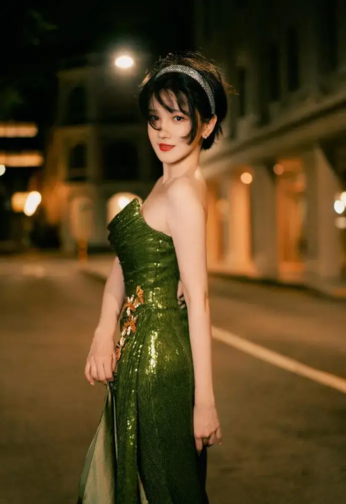 把银河穿在身上的秘密!陈小纭亮片裙封神穿搭,3招教你穿出女明星战袍 把银河穿在身上的秘密!陈小纭亮片裙封神穿搭,3招教你穿出女明星战袍