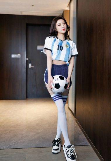 网红美女杨晨晨化身足球宝贝，身着球衣短裤居家写真图片-达人圈原创摄影