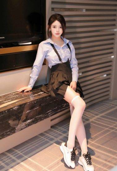 我要看可人美女爱酱里蓝色衬衫搭配性感黑色背带裙丝袜穿搭私房写真套图-达人圈原创摄影