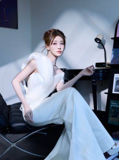 祝绪丹白色席地连衣礼服长裙居家温柔优雅高清写真照-达人圈原创摄影