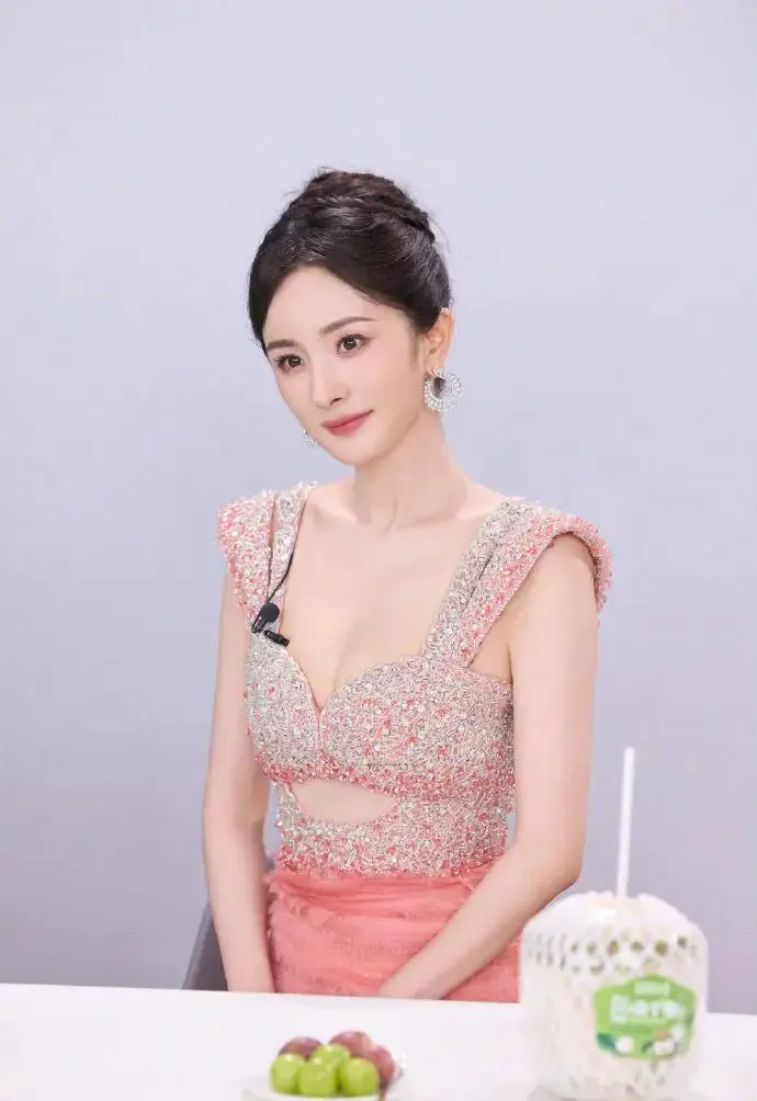 35岁穿出18岁少女感!杨幂粉色战袍全解析,3招教你穿出「人间水蜜桃」体质 35岁穿出18岁少女感!杨幂粉色战袍全解析,3招教你穿出「人间水蜜桃」体质