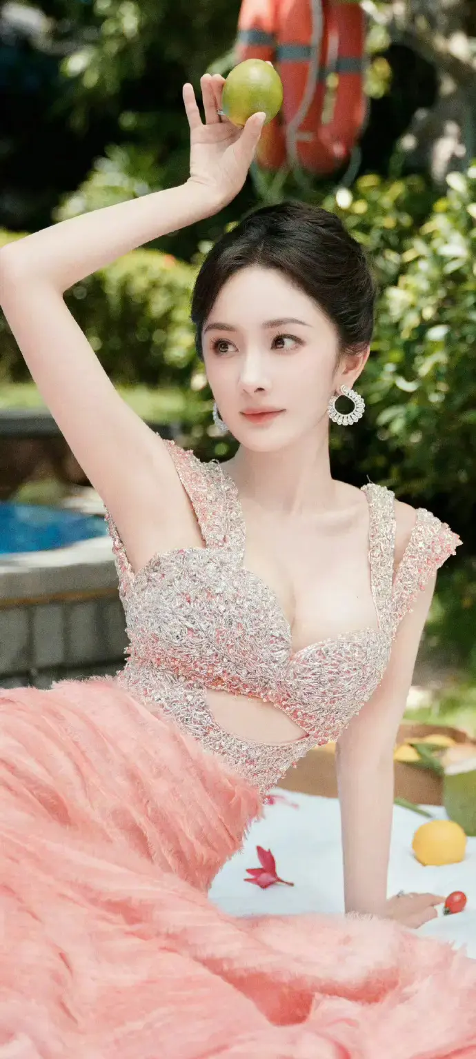 35岁穿出18岁少女感!杨幂粉色战袍全解析,3招教你穿出「人间水蜜桃」体质 35岁穿出18岁少女感!杨幂粉色战袍全解析,3招教你穿出「人间水蜜桃」体质