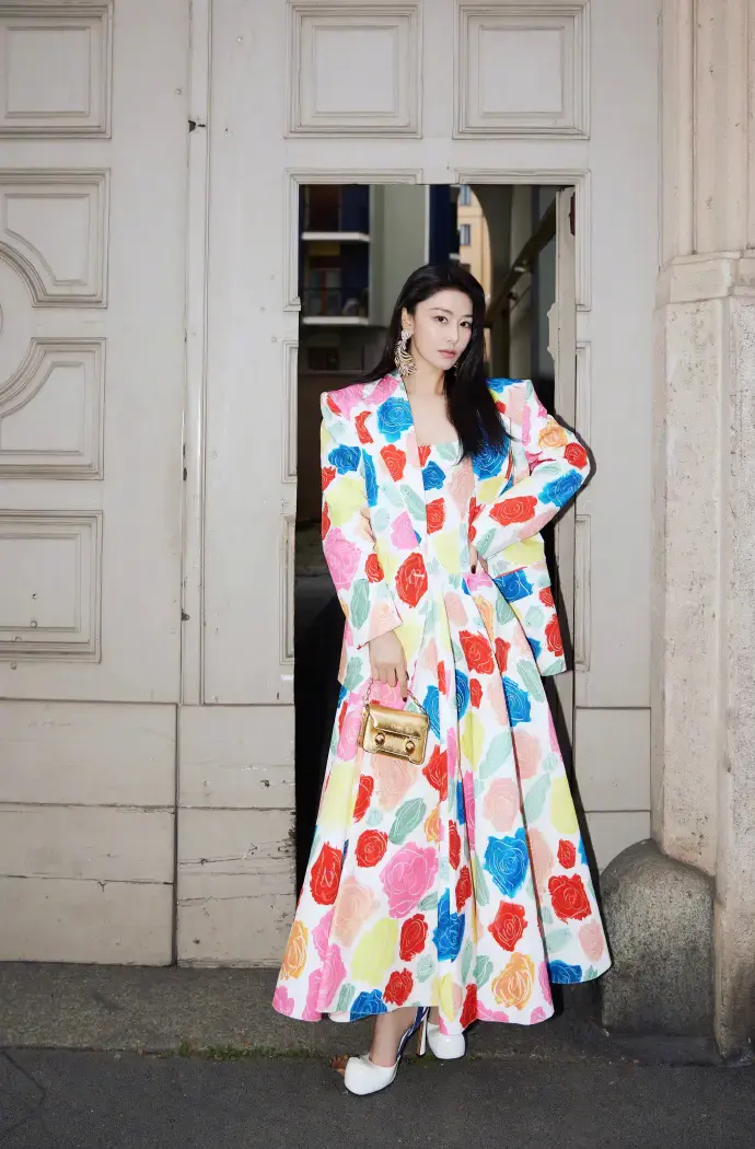 张馨予穿成”花海女王”被夸爆!普通人照搬这3招也能美出圈! 张馨予穿成”花海女王”被夸爆!普通人照搬这3招也能美出圈!