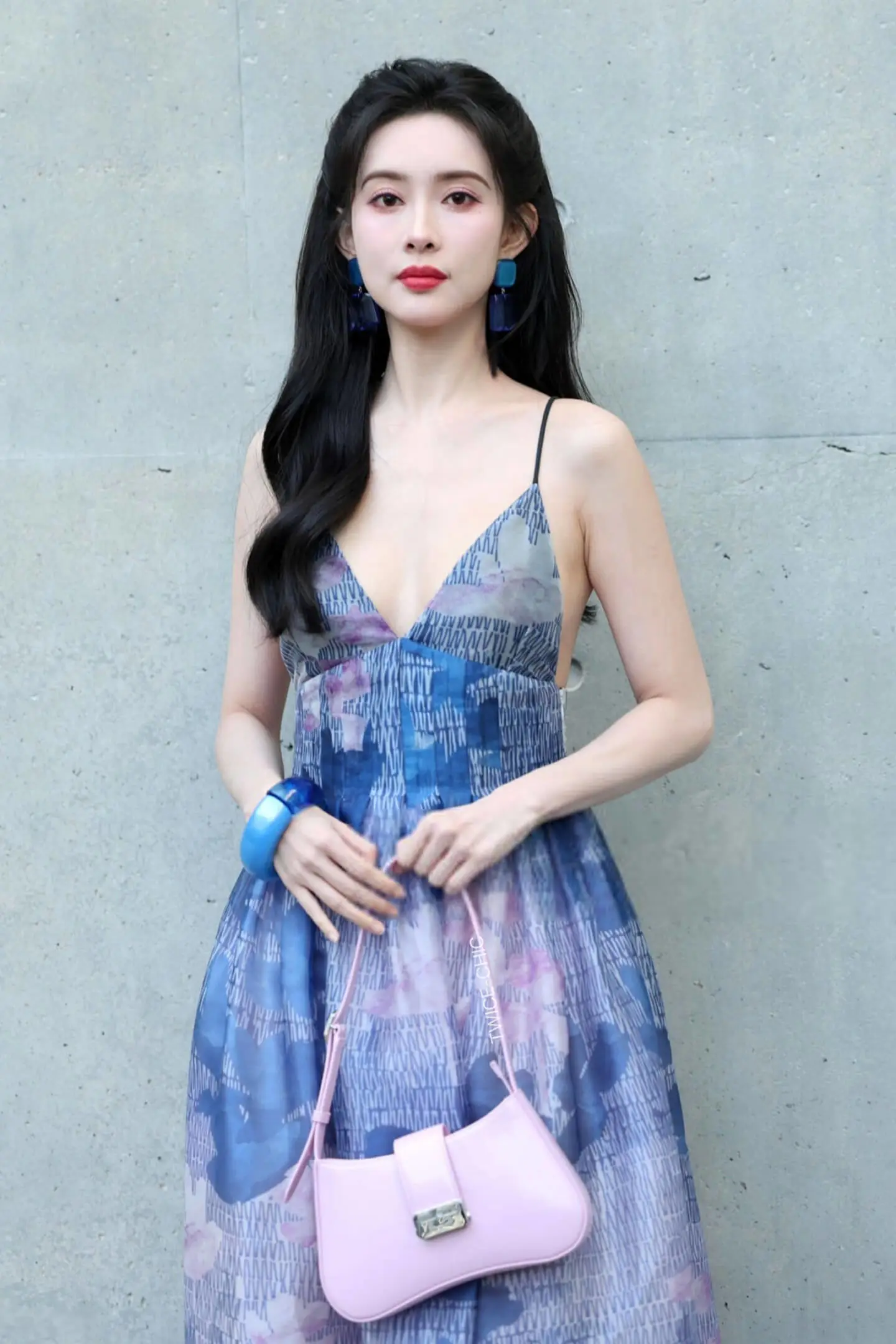 孟子义穿紫色长裙高调亮相Emporio Armani 2025秋冬大秀 孟子义穿紫色长裙高调亮相Emporio Armani 2025秋冬大秀