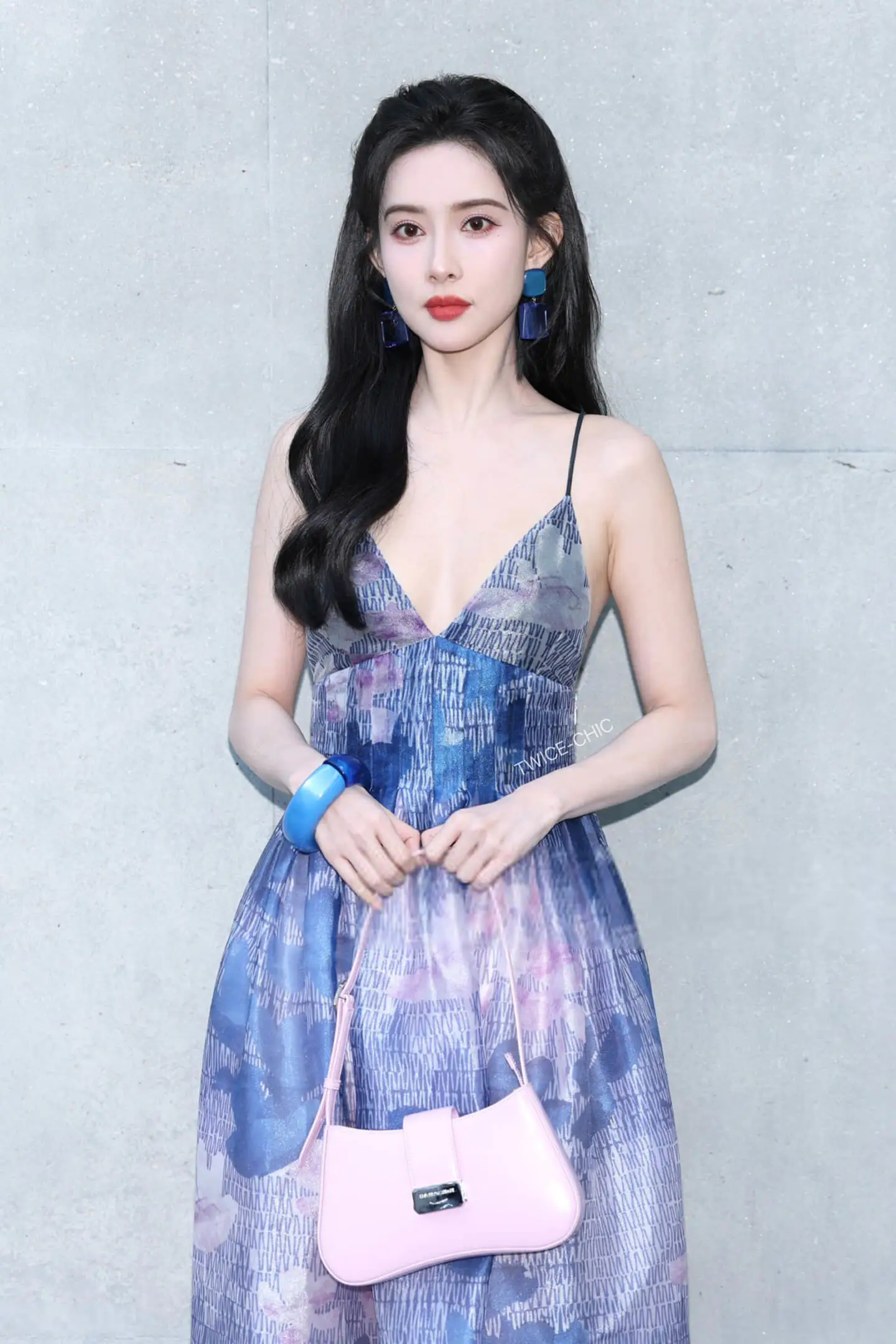 孟子义穿紫色长裙高调亮相Emporio Armani 2025秋冬大秀 孟子义穿紫色长裙高调亮相Emporio Armani 2025秋冬大秀