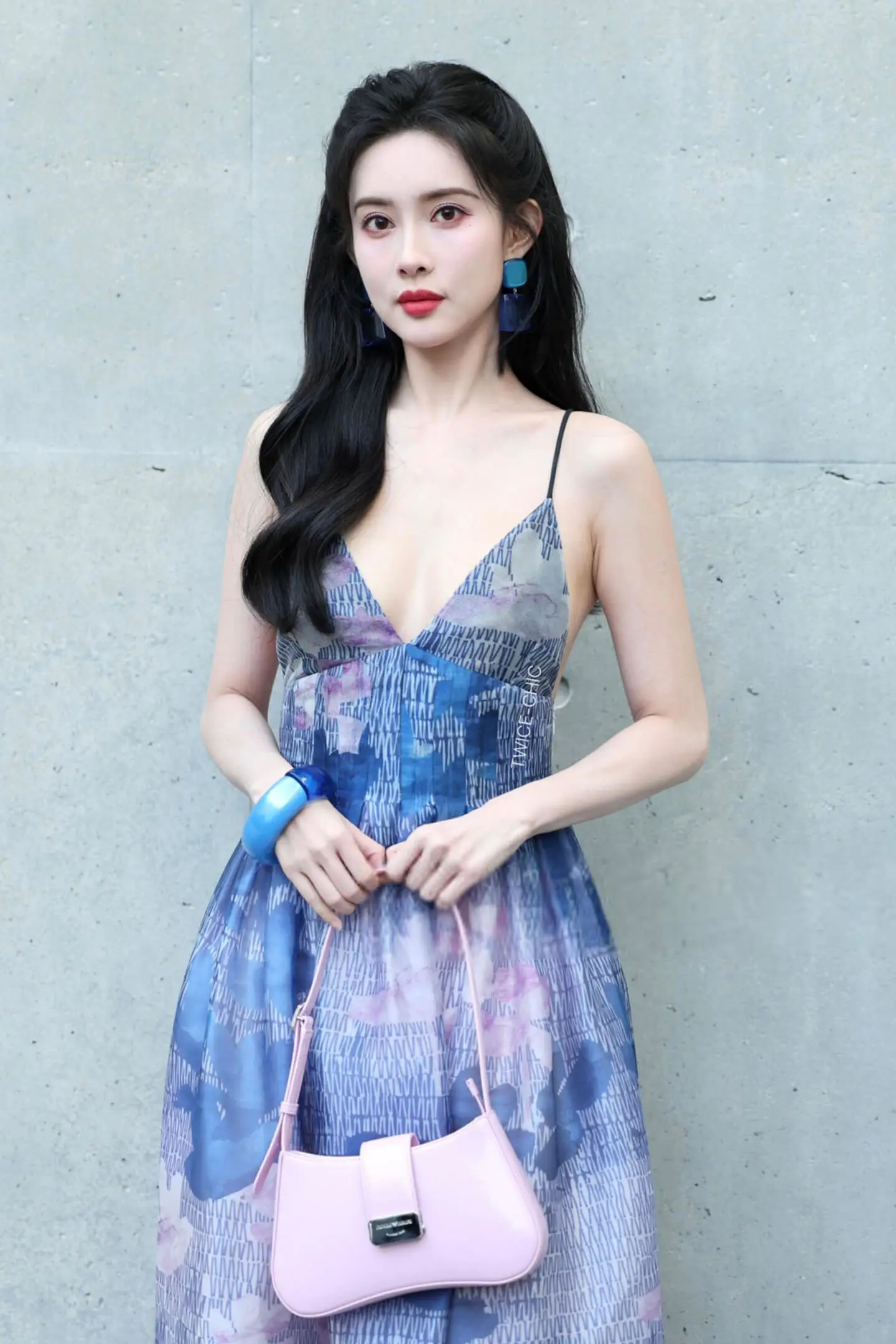 孟子义穿紫色长裙高调亮相Emporio Armani 2025秋冬大秀 孟子义穿紫色长裙高调亮相Emporio Armani 2025秋冬大秀