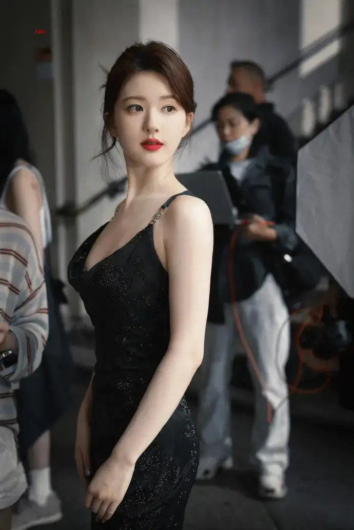 赵露思黑裙造型绝了!4个穿搭心机教你穿出暗夜女神氛围感 赵露思黑裙造型绝了!4个穿搭心机教你穿出暗夜女神氛围感