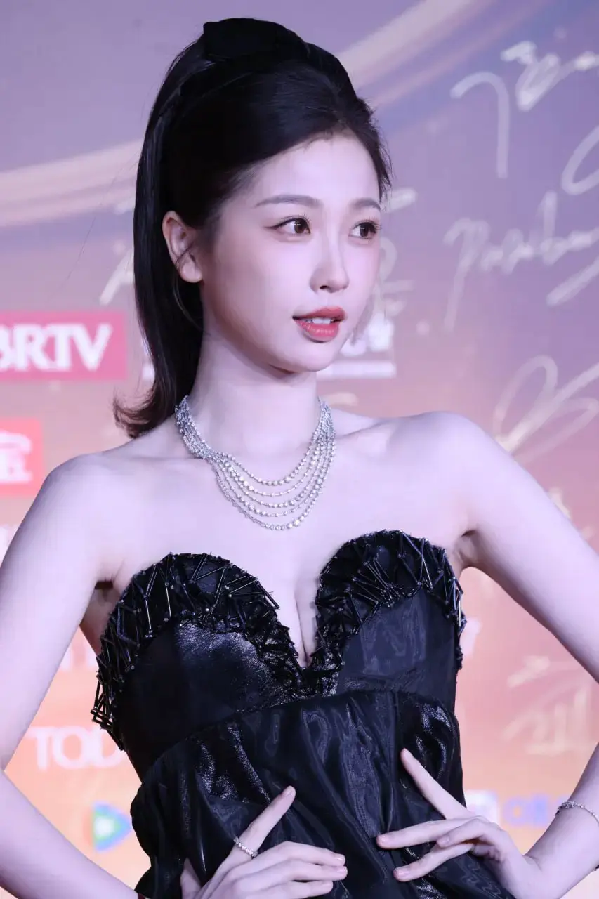 虞书欣黑裙杀疯全网!靠一招从甜妹变姐系天菜,这几个穿搭公式闭眼抄 虞书欣黑裙杀疯全网!靠一招从甜妹变姐系天菜,这几个穿搭公式闭眼抄