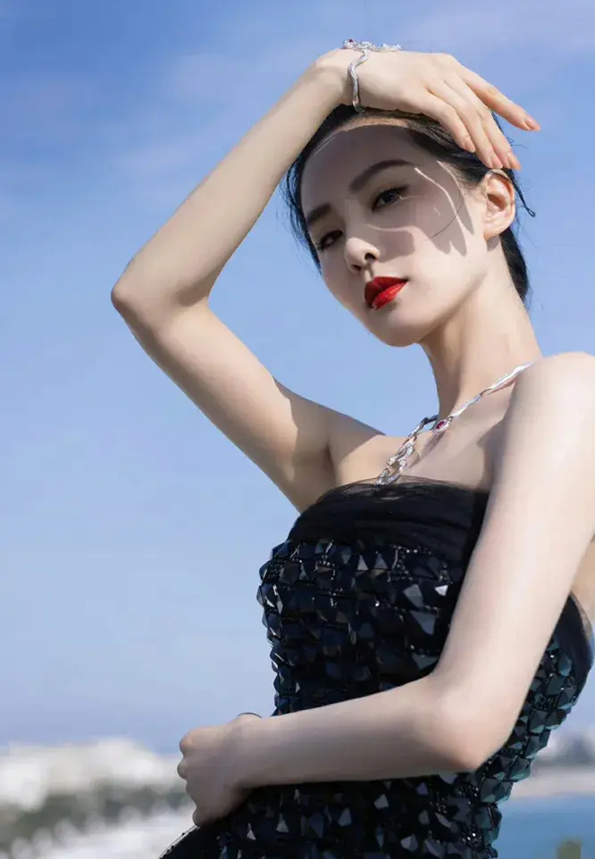 刘诗诗的穿搭美学密码:38岁女性如何穿出静水流深的高级感 刘诗诗的穿搭美学密码:38岁女性如何穿出静水流深的高级感