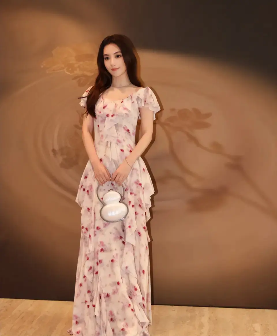 36岁美成春日少女?拆解天王嫂方媛的减龄穿搭密码 36岁美成春日少女?拆解天王嫂方媛的减龄穿搭密码