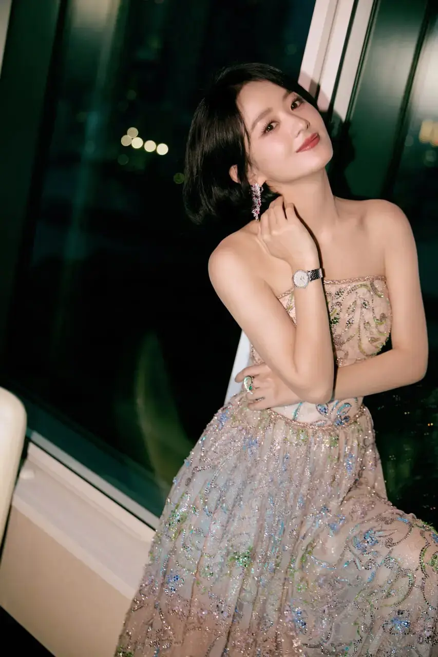 赵丽颖的时尚觉醒:从“甜妹”到“东方缪斯”,普通人的美学蜕变启示录 赵丽颖的时尚觉醒:从“甜妹”到“东方缪斯”,普通人的美学蜕变启示录