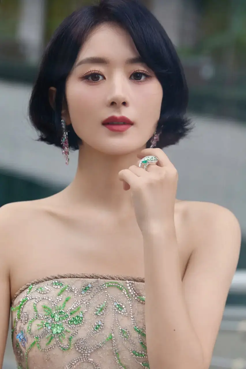 赵丽颖的时尚觉醒:从“甜妹”到“东方缪斯”,普通人的美学蜕变启示录 赵丽颖的时尚觉醒:从“甜妹”到“东方缪斯”,普通人的美学蜕变启示录