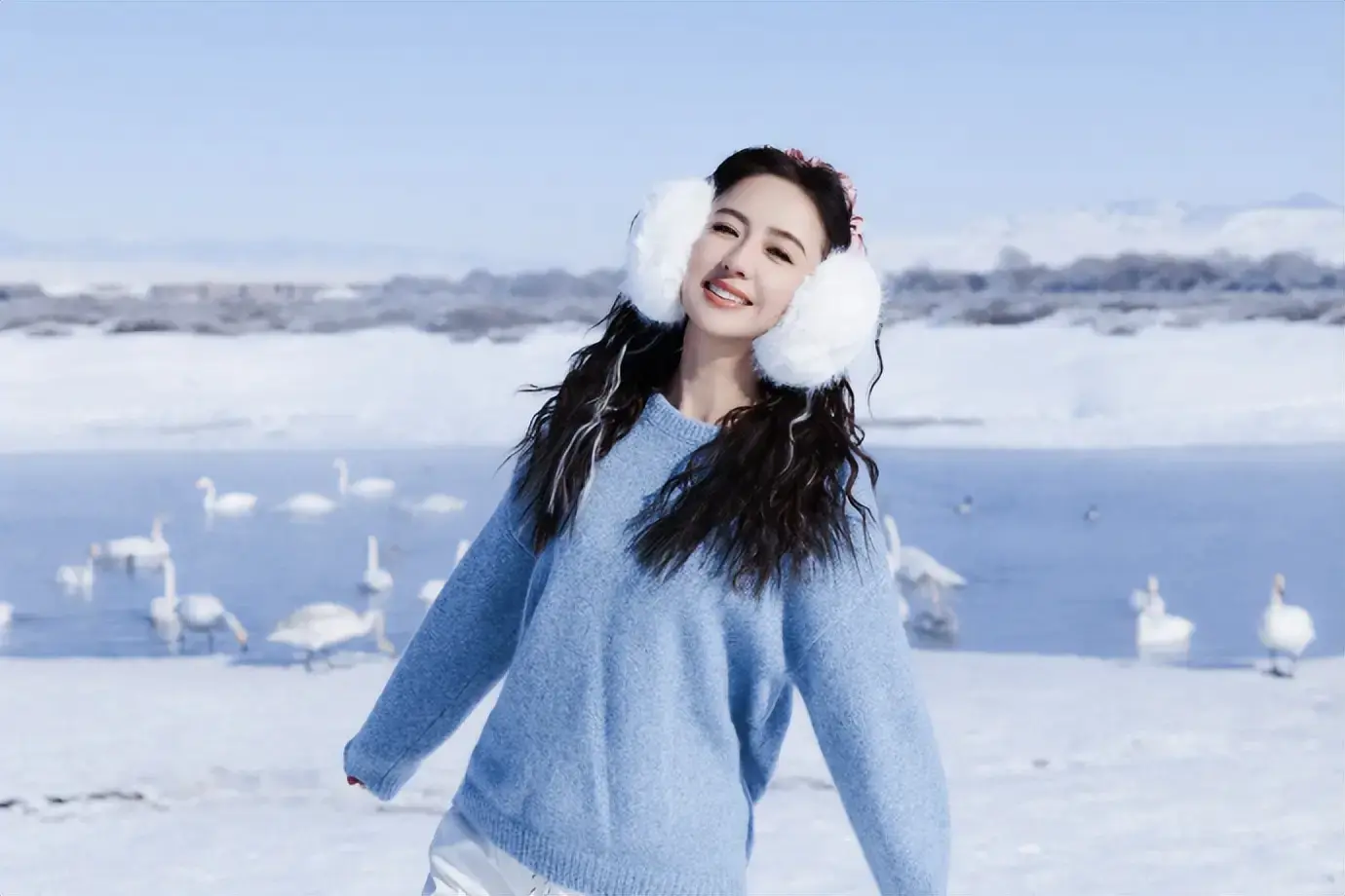 四十春风蓝白曲——佟丽娅雪中舞出的岁月礼赞 四十春风蓝白曲——佟丽娅雪中舞出的岁月礼赞