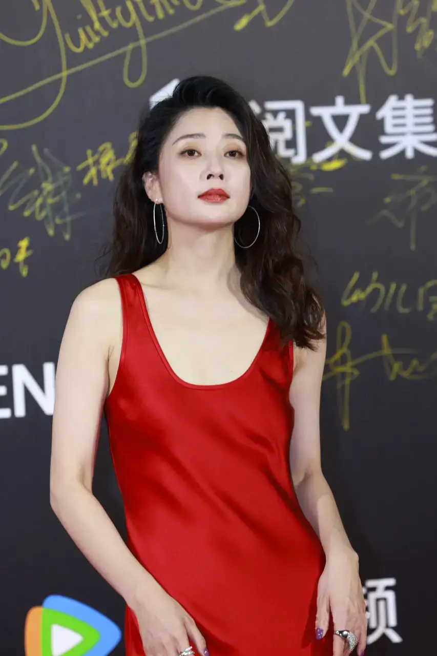 殷桃的「姐圈顶流」穿搭杀疯了!43岁穿吊带红裙上热搜,这身反油腻穿搭我扒定了! 殷桃的「姐圈顶流」穿搭杀疯了!43岁穿吊带红裙上热搜,这身反油腻穿搭我扒定了!