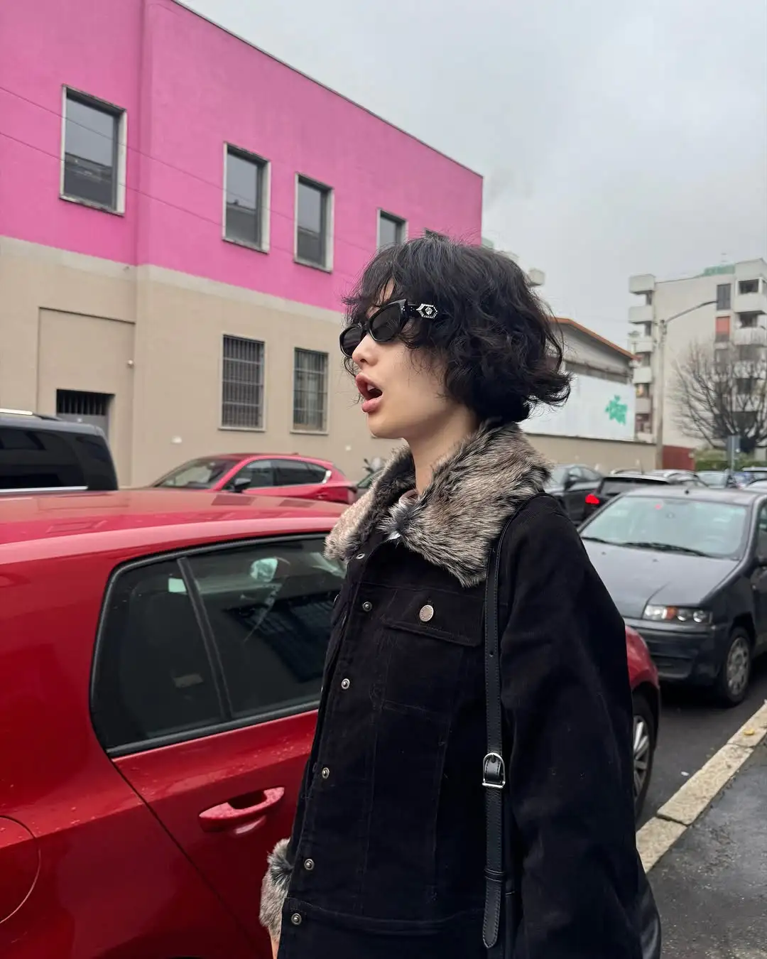 林珍娜一刀剪出百万气场!巴黎街拍解锁「帅辣美学」:工装外套里穿Bra才是真·拽姐? 林珍娜一刀剪出百万气场!巴黎街拍解锁「帅辣美学」:工装外套里穿Bra才是真·拽姐?