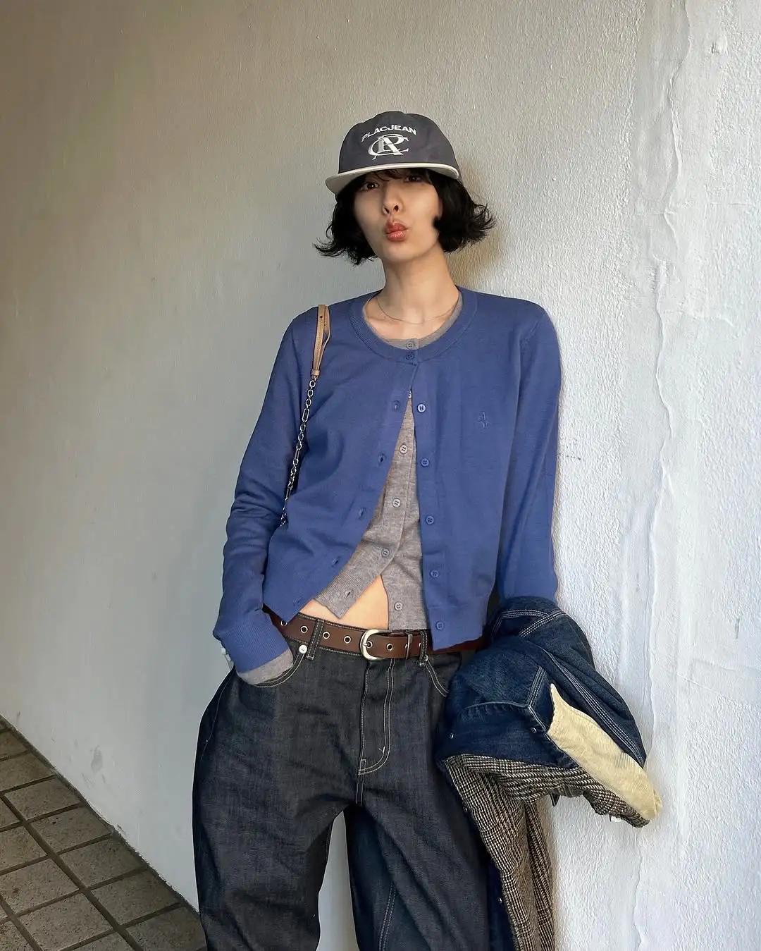 林珍娜一刀剪出百万气场!巴黎街拍解锁「帅辣美学」:工装外套里穿Bra才是真·拽姐? 林珍娜一刀剪出百万气场!巴黎街拍解锁「帅辣美学」:工装外套里穿Bra才是真·拽姐?