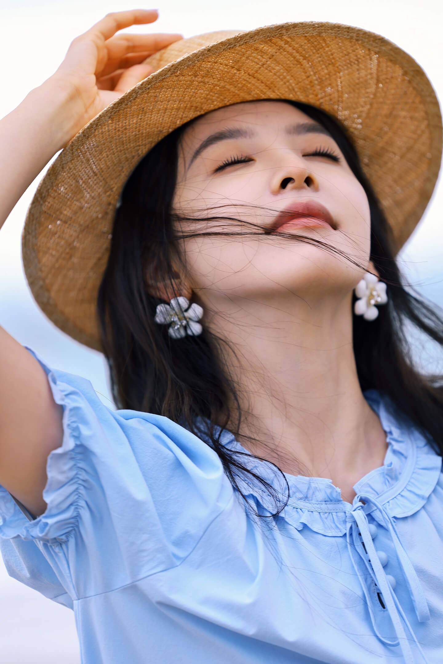 章若楠把海边玩成T台!浅蓝吊带裙杀疯热搜:原来氧气感才是顶流密码 章若楠把海边玩成T台!浅蓝吊带裙杀疯热搜:原来氧气感才是顶流密码