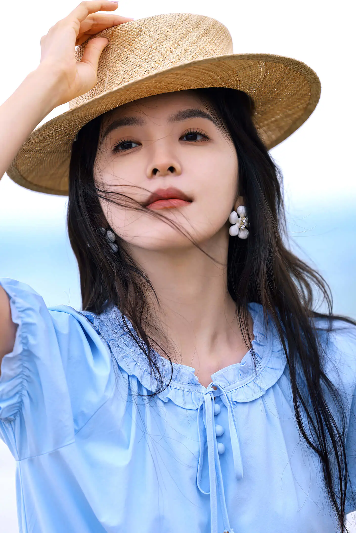 章若楠把海边玩成T台!浅蓝吊带裙杀疯热搜:原来氧气感才是顶流密码 章若楠把海边玩成T台!浅蓝吊带裙杀疯热搜:原来氧气感才是顶流密码