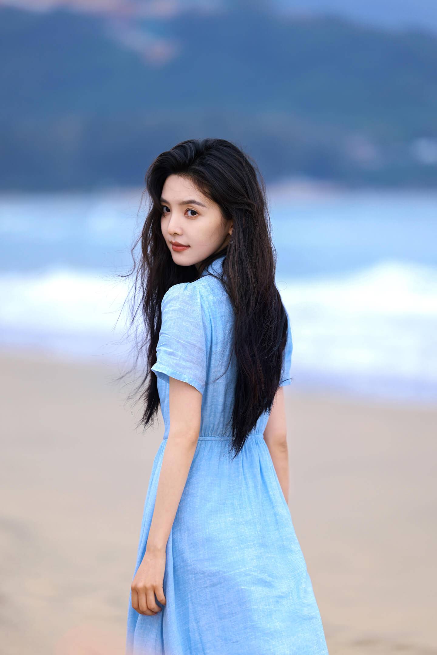 章若楠把海边玩成T台!浅蓝吊带裙杀疯热搜:原来氧气感才是顶流密码 章若楠把海边玩成T台!浅蓝吊带裙杀疯热搜:原来氧气感才是顶流密码