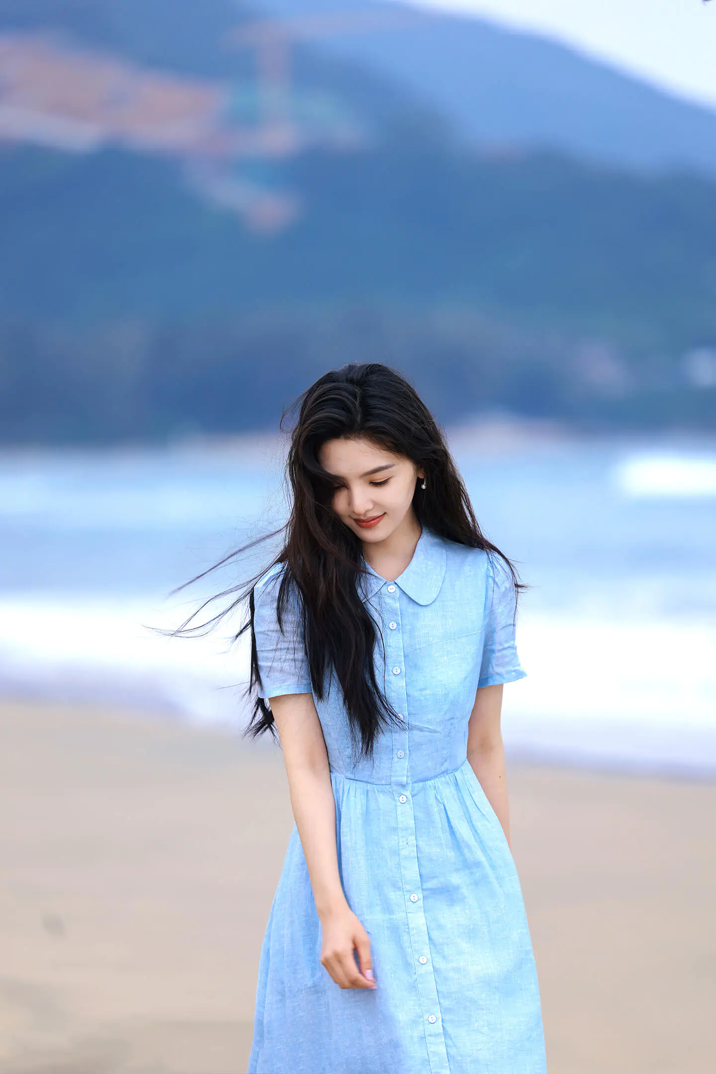 章若楠把海边玩成T台!浅蓝吊带裙杀疯热搜:原来氧气感才是顶流密码 章若楠把海边玩成T台!浅蓝吊带裙杀疯热搜:原来氧气感才是顶流密码