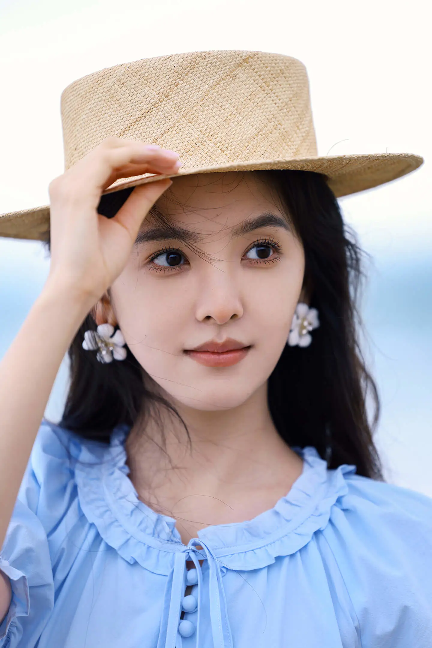 章若楠把海边玩成T台!浅蓝吊带裙杀疯热搜:原来氧气感才是顶流密码 章若楠把海边玩成T台!浅蓝吊带裙杀疯热搜:原来氧气感才是顶流密码