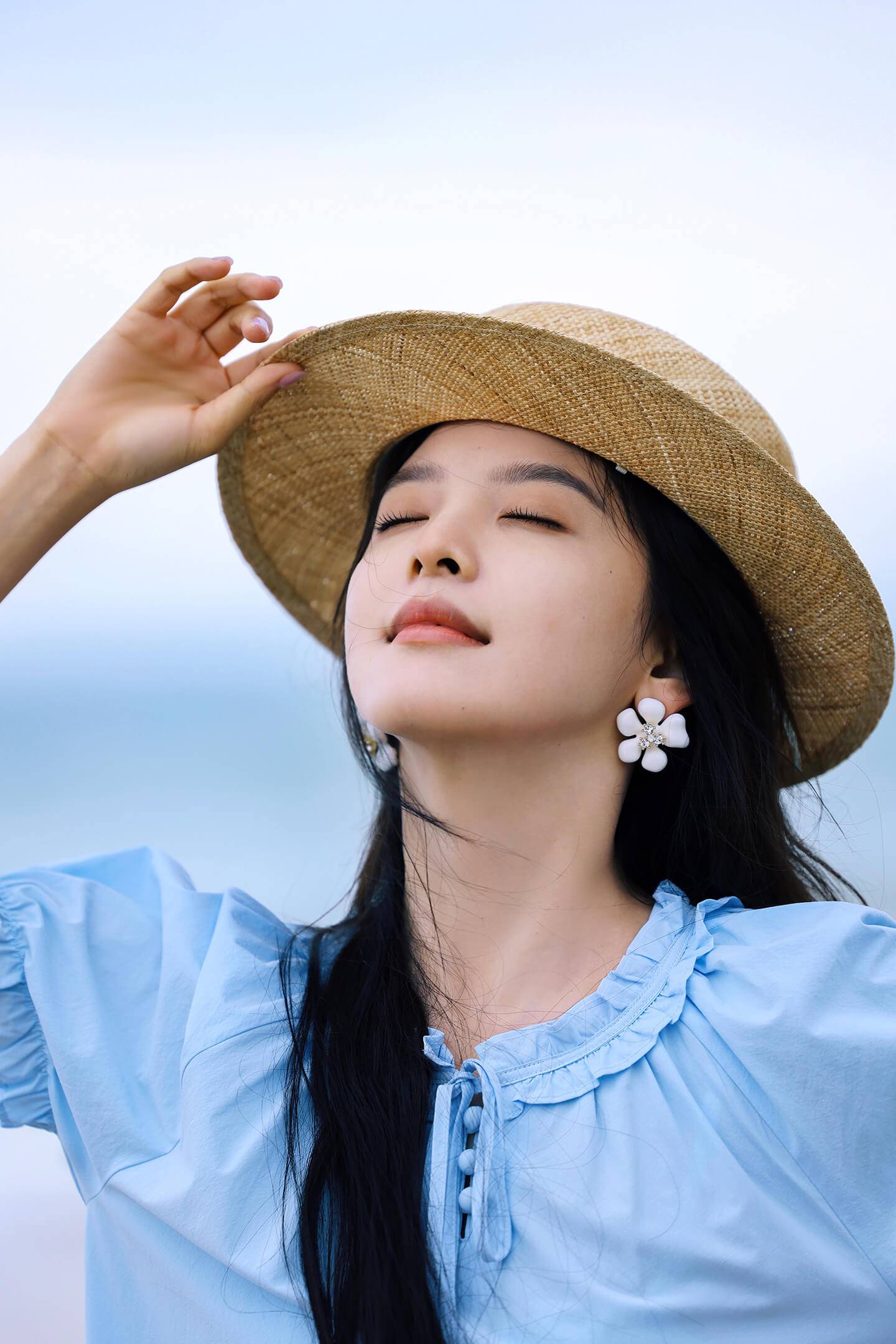 章若楠把海边玩成T台!浅蓝吊带裙杀疯热搜:原来氧气感才是顶流密码 章若楠把海边玩成T台!浅蓝吊带裙杀疯热搜:原来氧气感才是顶流密码