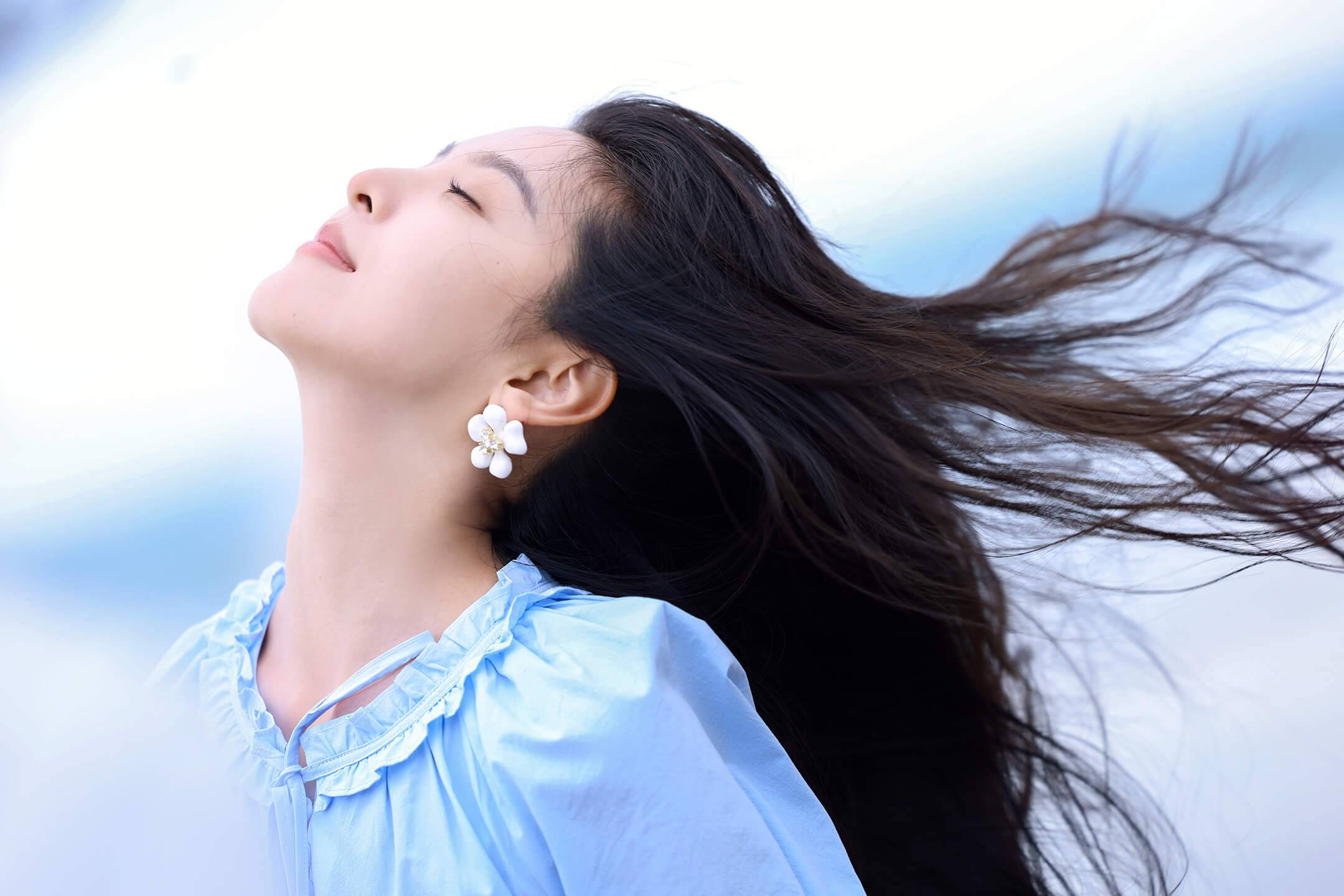章若楠把海边玩成T台!浅蓝吊带裙杀疯热搜:原来氧气感才是顶流密码 章若楠把海边玩成T台!浅蓝吊带裙杀疯热搜:原来氧气感才是顶流密码