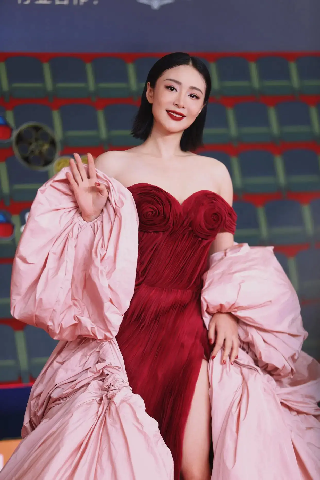 高叶红粉战袍出圈启示录:如何把”大嫂”的戏剧感穿搭穿进日常? 高叶红粉战袍出圈启示录:如何把”大嫂”的戏剧感穿搭穿进日常?