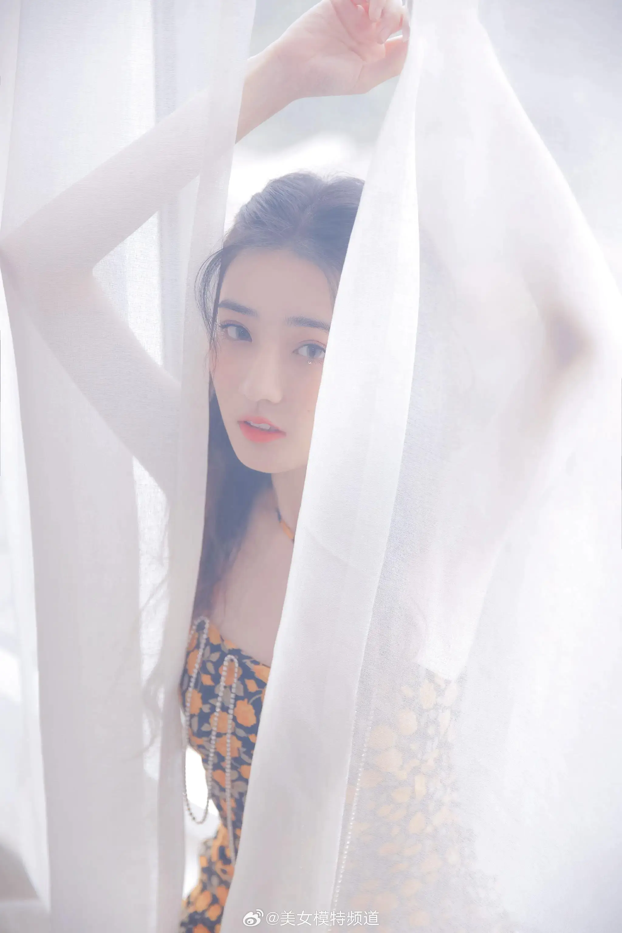 徐璐反季节少女感暴击!28岁解锁甜辣新公式,这波视黄醇穿搭太致命 徐璐反季节少女感暴击!28岁解锁甜辣新公式,这波视黄醇穿搭太致命