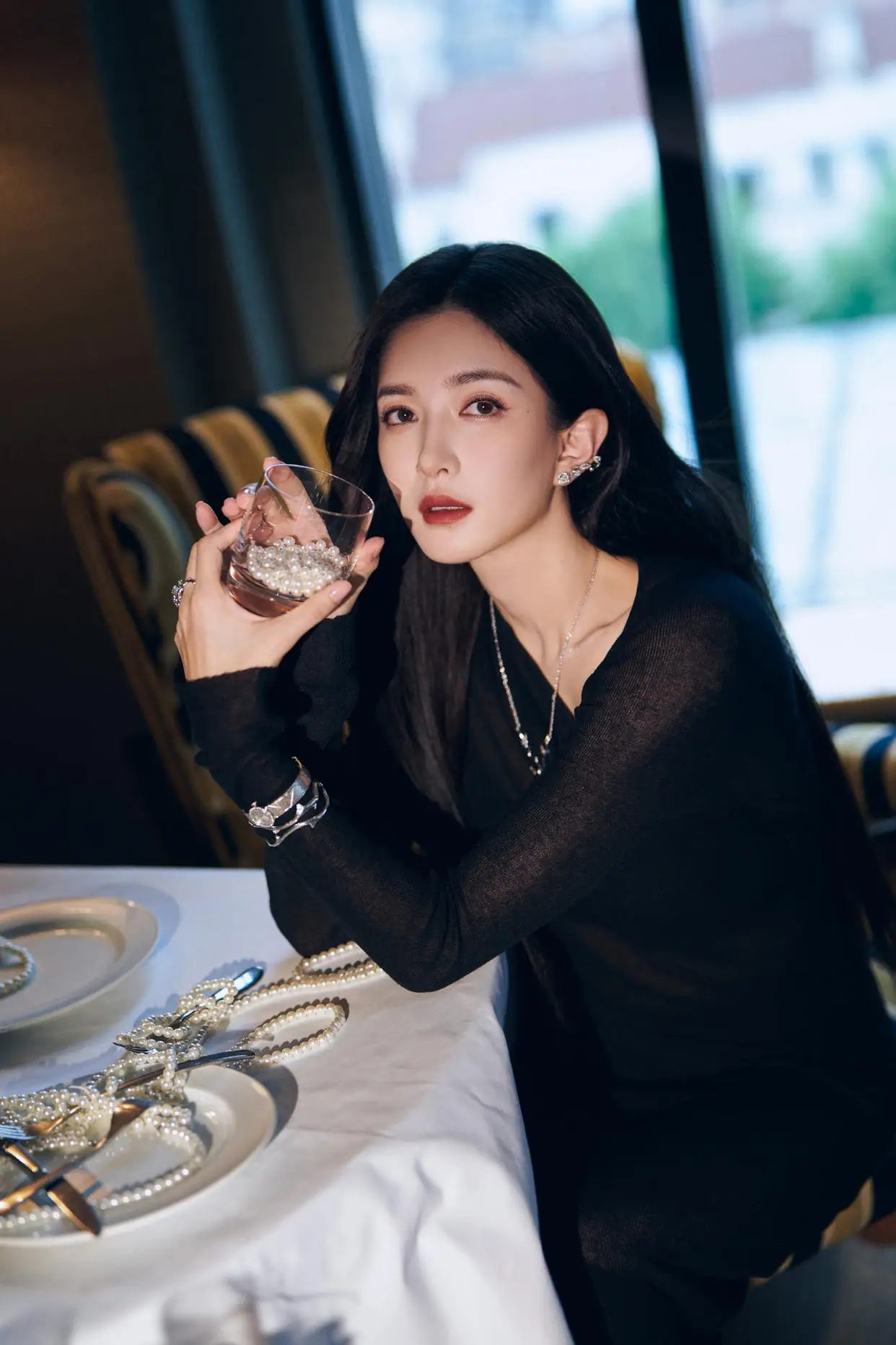 江疏影黑纱封神:37岁穿出暗夜玫瑰氛围的高阶密码 江疏影黑纱封神:37岁穿出暗夜玫瑰氛围的高阶密码