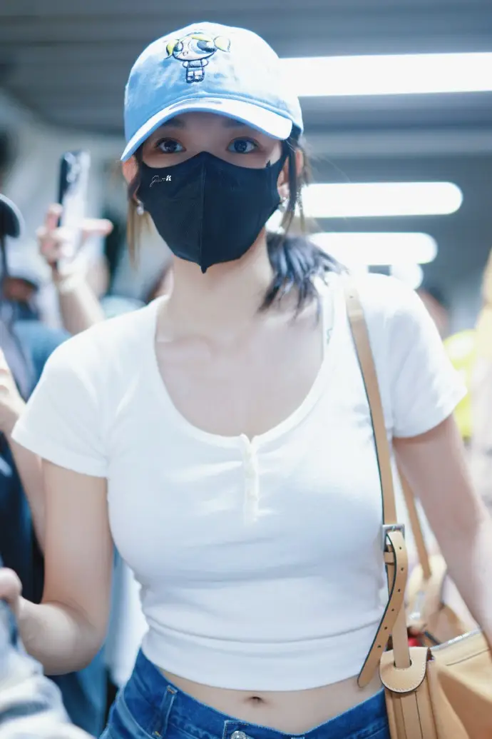 程潇机场私服爆火出圈:99%女生都能复制的九头身显瘦术 程潇机场私服爆火出圈:99%女生都能复制的九头身显瘦术